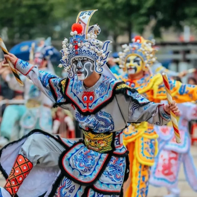 The bustling urban charm and charming tropical scenery